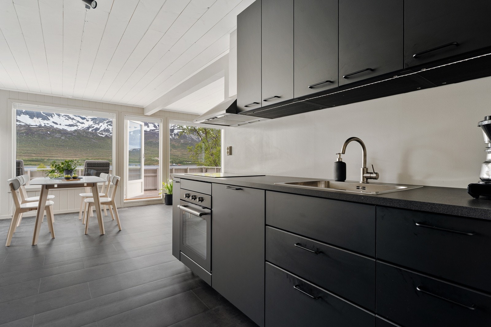 Nyere kjøkken med moderne fronter og stilren utforming.