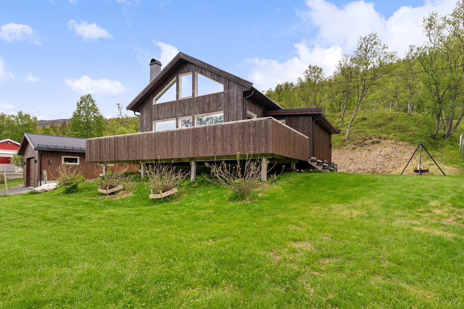 Hytta har romslig hage og innkjørsel samt garasje på ca. 27 kvm.