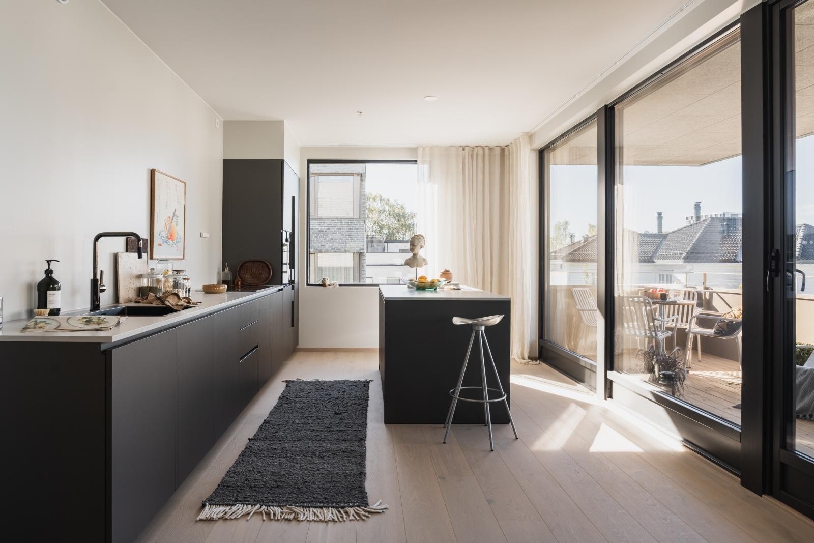 Kjøkkenet i Hyllveien er elegant og smakfullt med eksklusive løsninger, vakre detaljer og funksjonell design. Fra kjøkkenet har man direkte utgang til stor balkong. Galleribilde