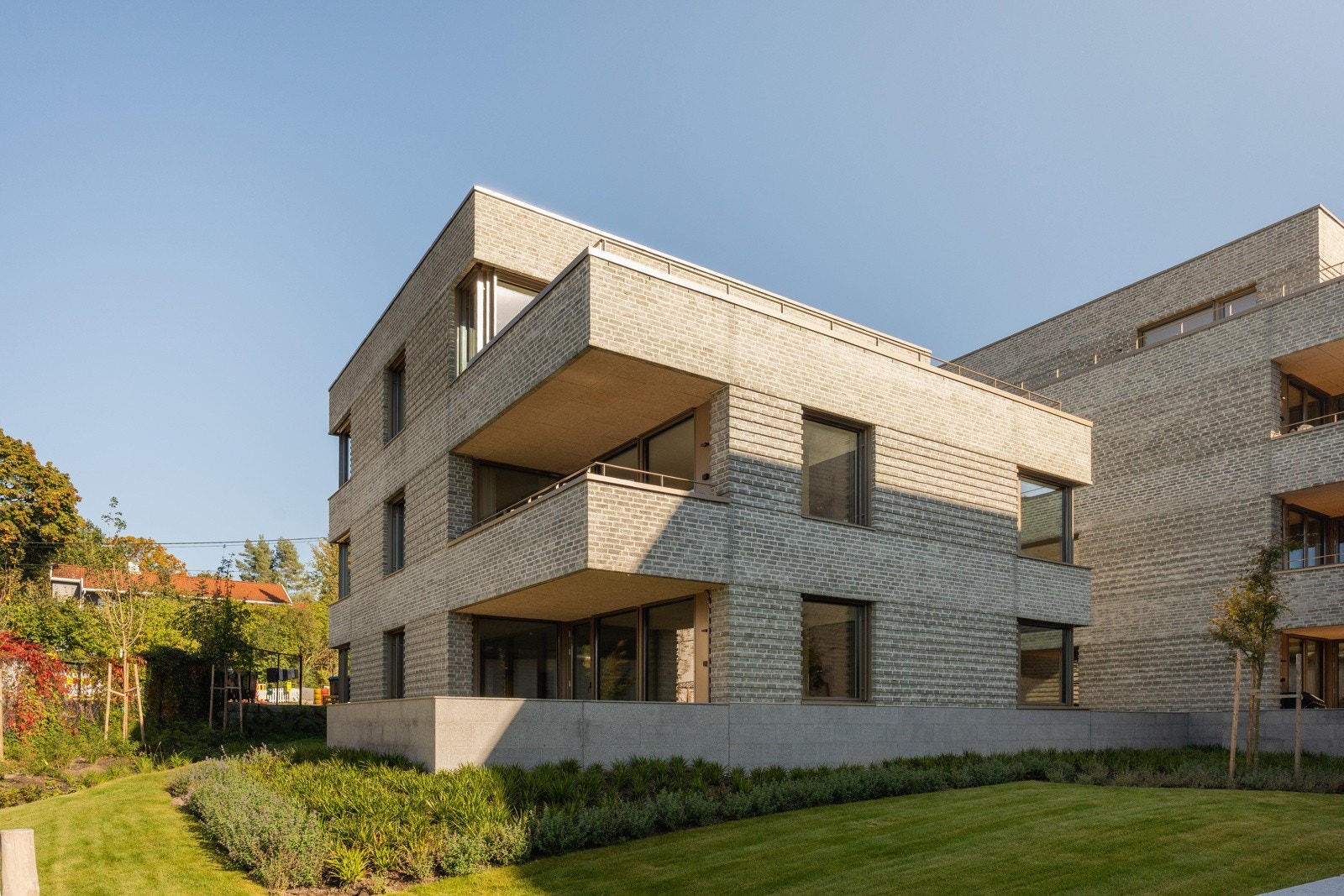 Leiligheten har store vindusflater og hjørnevinduer som gir godt med lys og utsyn i flere retninger. Galleribilde