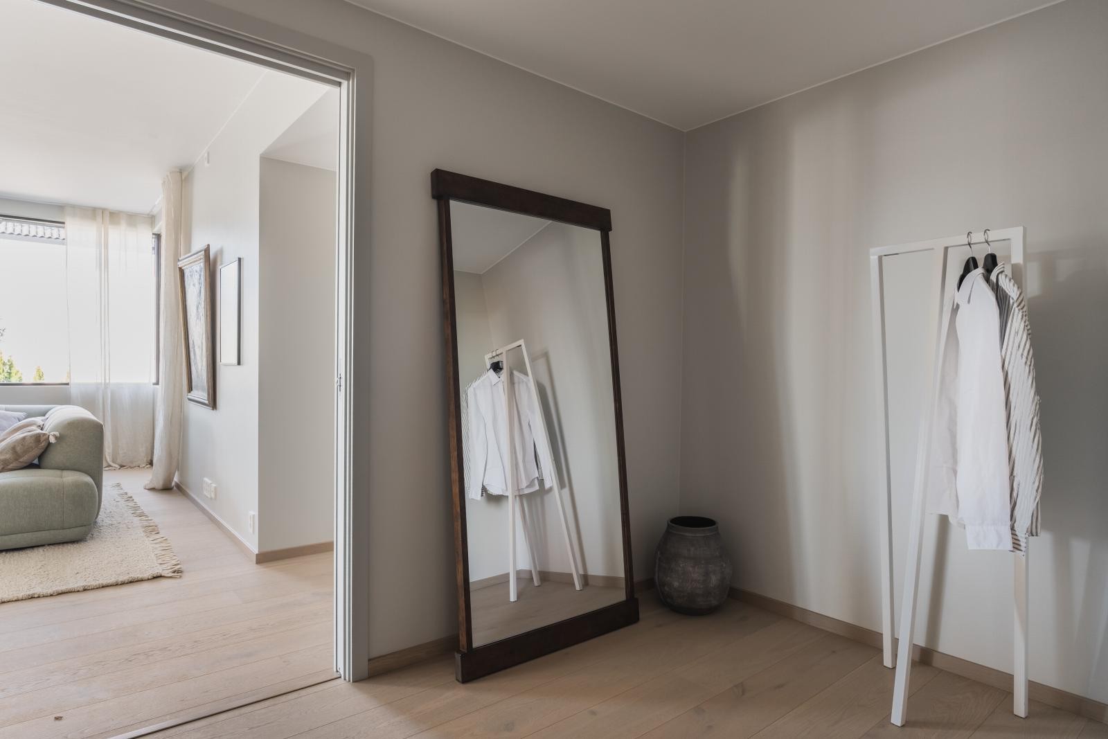 Romslig og innbydende entrè. Galleribilde