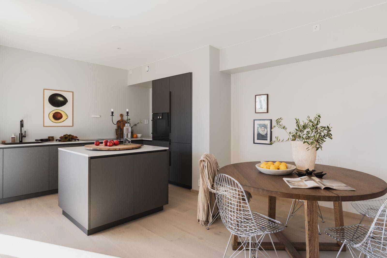 Kjøkkenet i Hyllveien er elegant og smakfullt med eksklusive løsninger, vakre detaljer og funksjonell design. Galleribilde