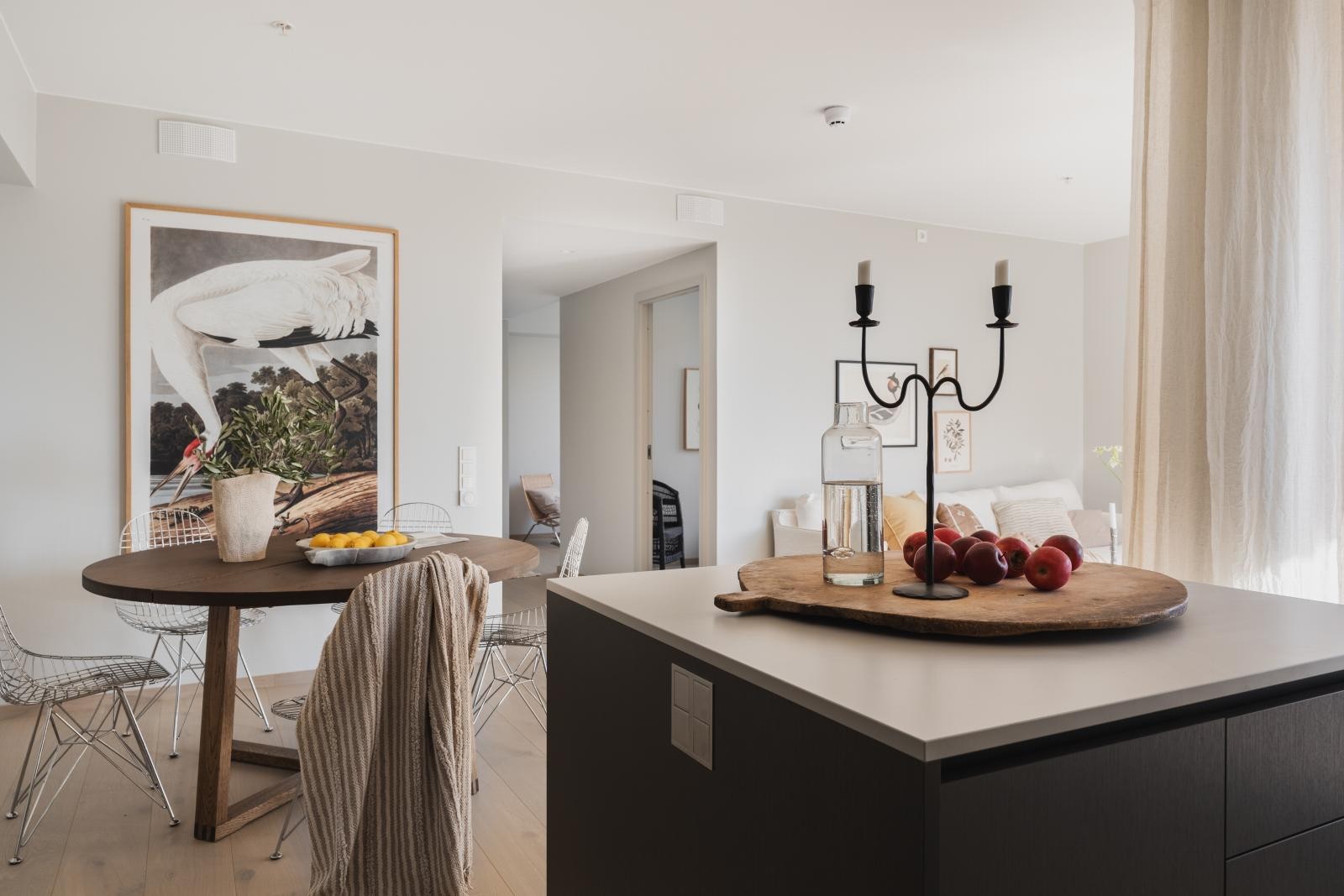 En stor og naturlig sone for spisegruppe i frot av kjøkkenet. Galleribilde
