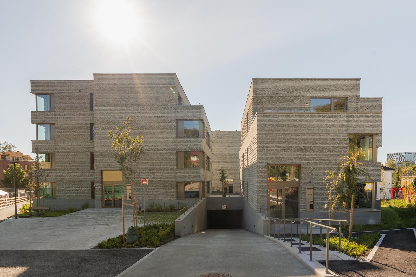 Det er enkel adkomst fra Hyllveien og rett ned til lukket garasjeanlegg. Belysningen ned til garasjen er nøye utformet for å skape en trygg og inviterende vei. Galleribilde