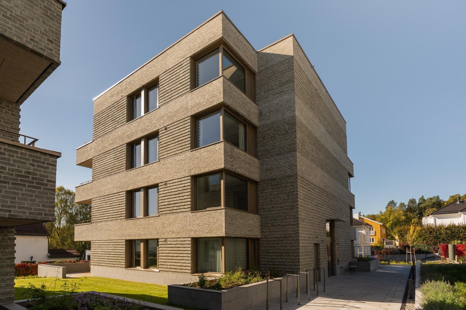 Leiligheten ligger i 3. etasje med heis fra garasjeanlegg og fra hovedinngangsplanet. Galleribilde