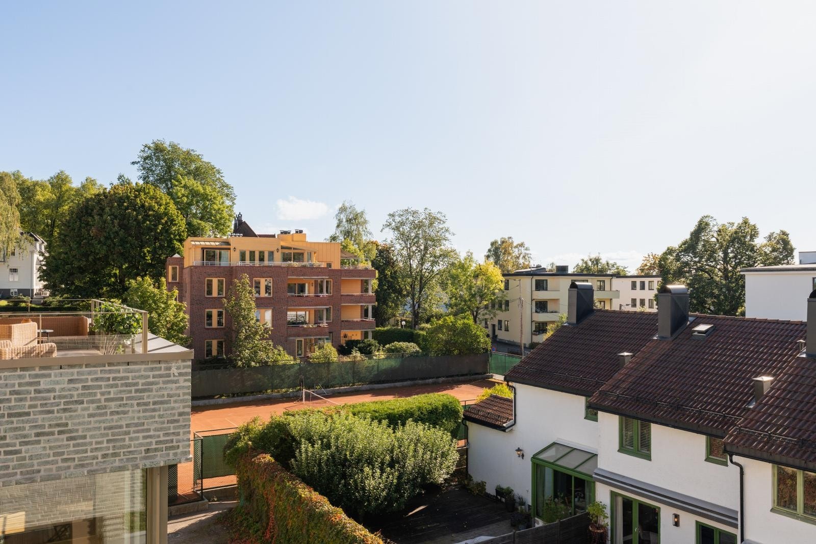 Hyllveien ligger i hjertet av Madserud. Du har nærhet til et av Norges flotteste og frodigste parkanlegg samtidig som du har nærhet til Skøyen stasjon. Likevel bor du skjermet fra all trafikkstøy og mylder. Galleribilde