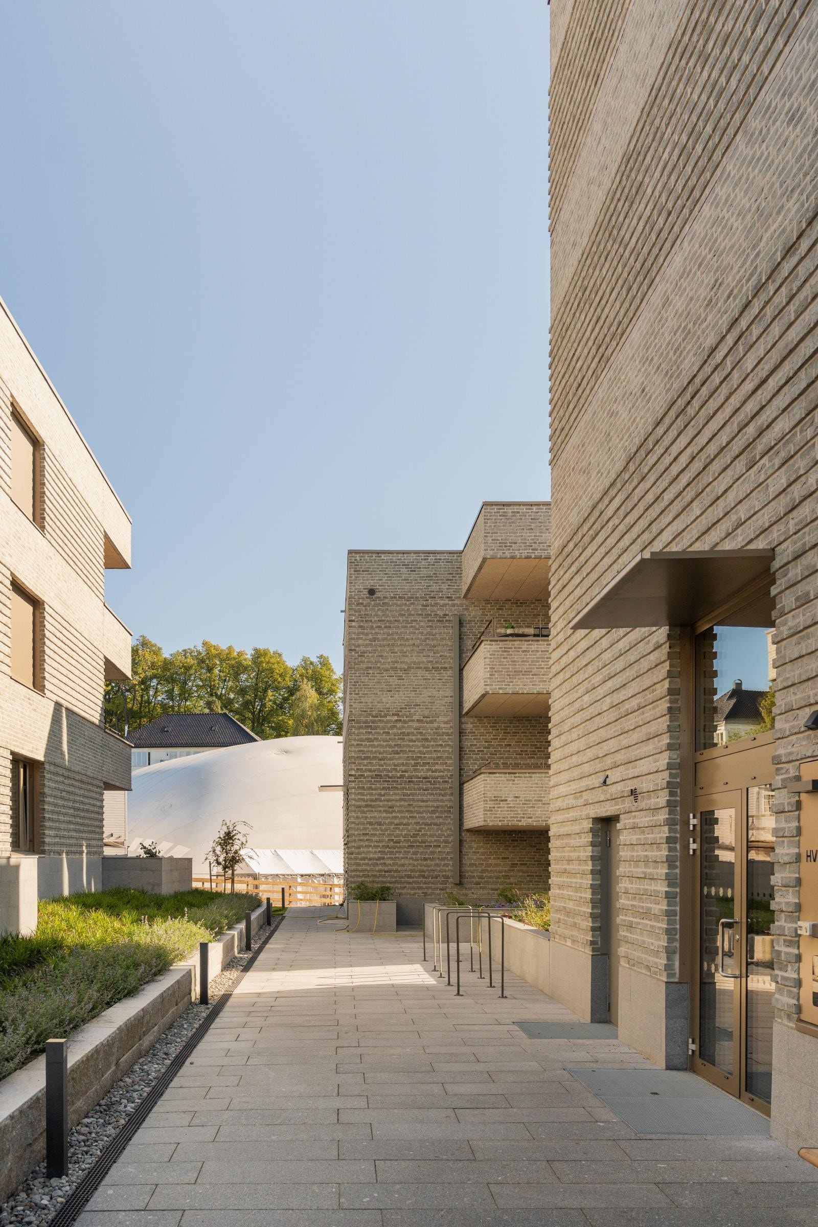 Bygget møter bakken med en flott granittsokkel som gir huset en elegant avslutning mot terrenget. Galleribilde