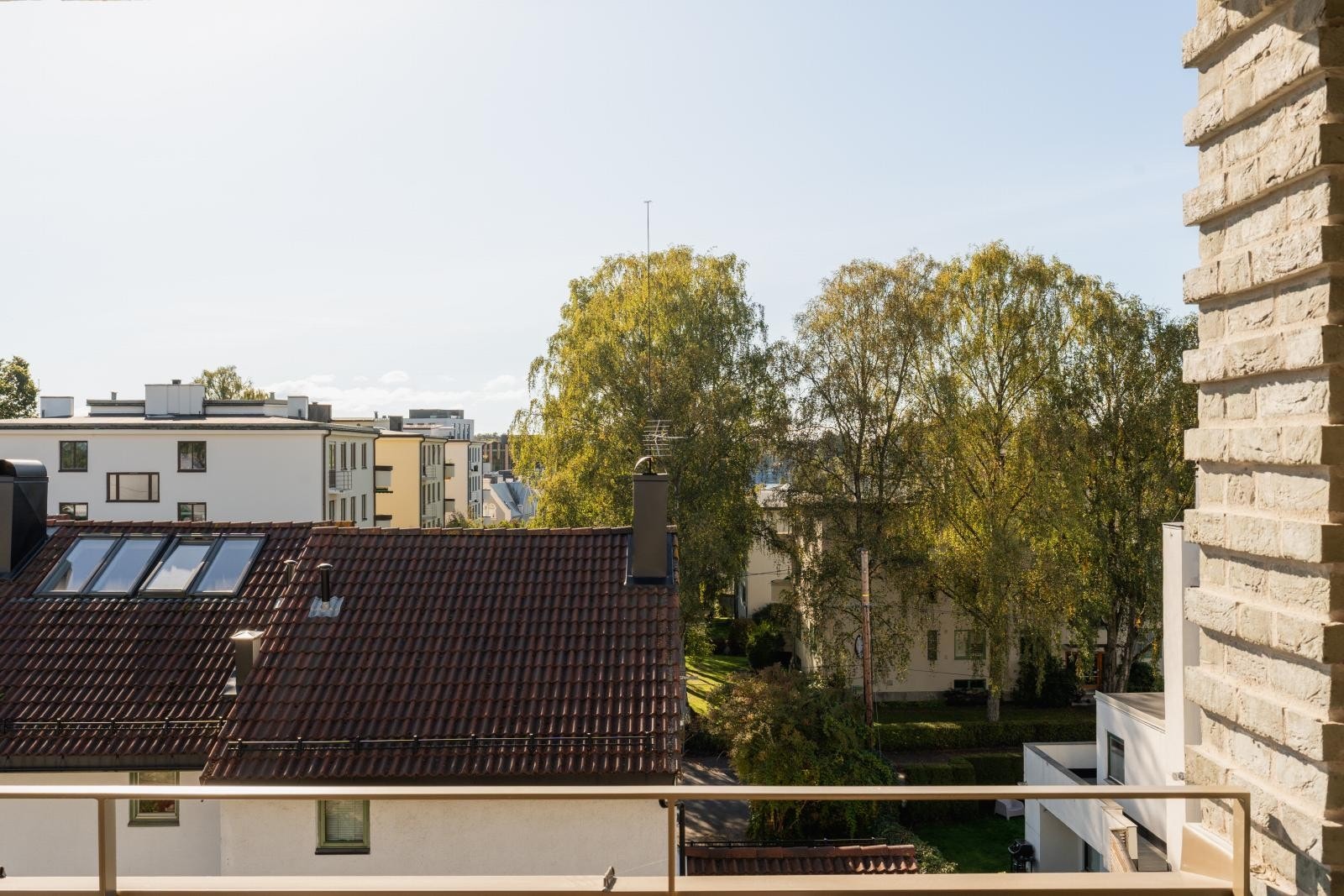 Hyllveien er i en klasse for seg, med upåklagelig beliggenhet og byggenes sammensetting fra materialitet, planløsning og standard til utomhus og hage. Galleribilde
