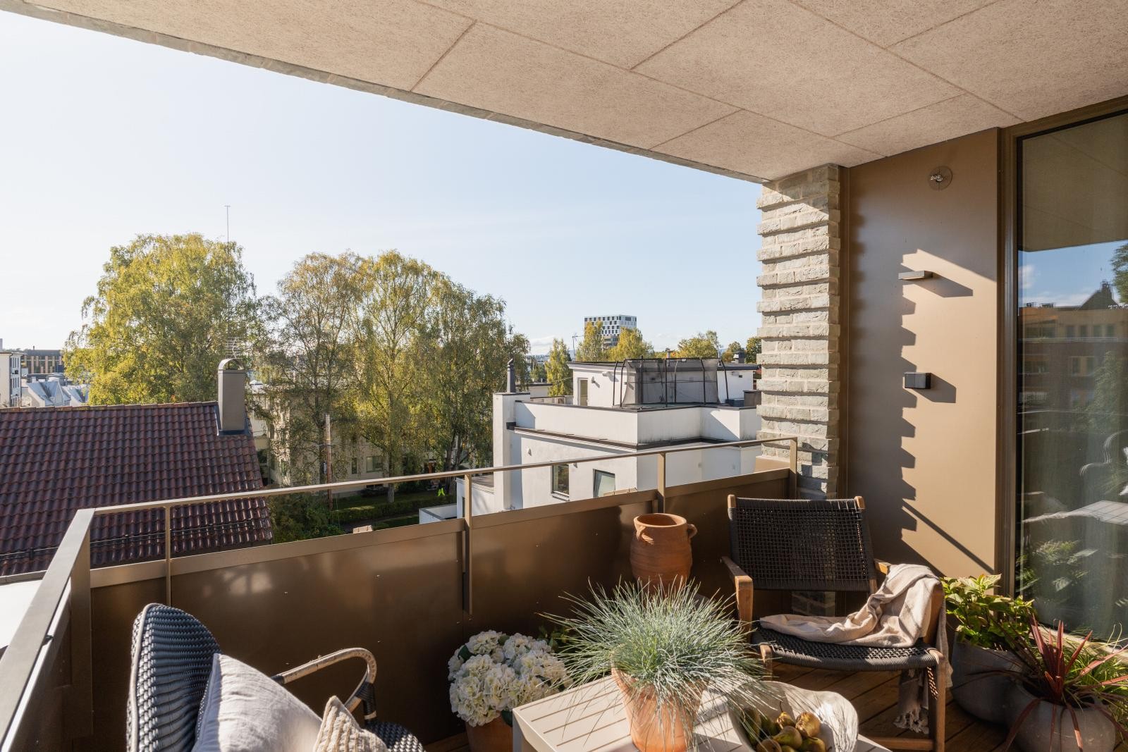 Balkongen er en integrert del av fasaden og har derfor utvendig brystning i teglstein. Galleribilde