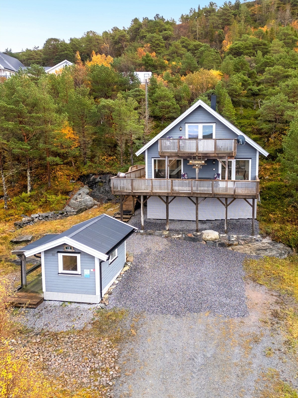 Skrånet naturtomt med opparbeidet og gruset parkeringsplass gir enkel adkomst. Galleribilde