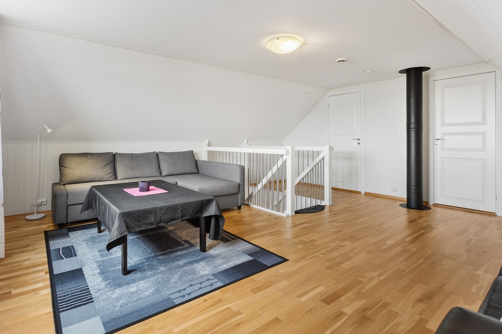 Loftstuen er holdt i lyse farger Galleribilde