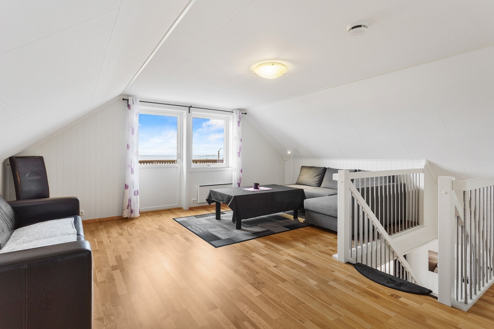 Store vindusflater gir utsyn mot uteområdet og slipper inn naturlig lys. Galleribilde