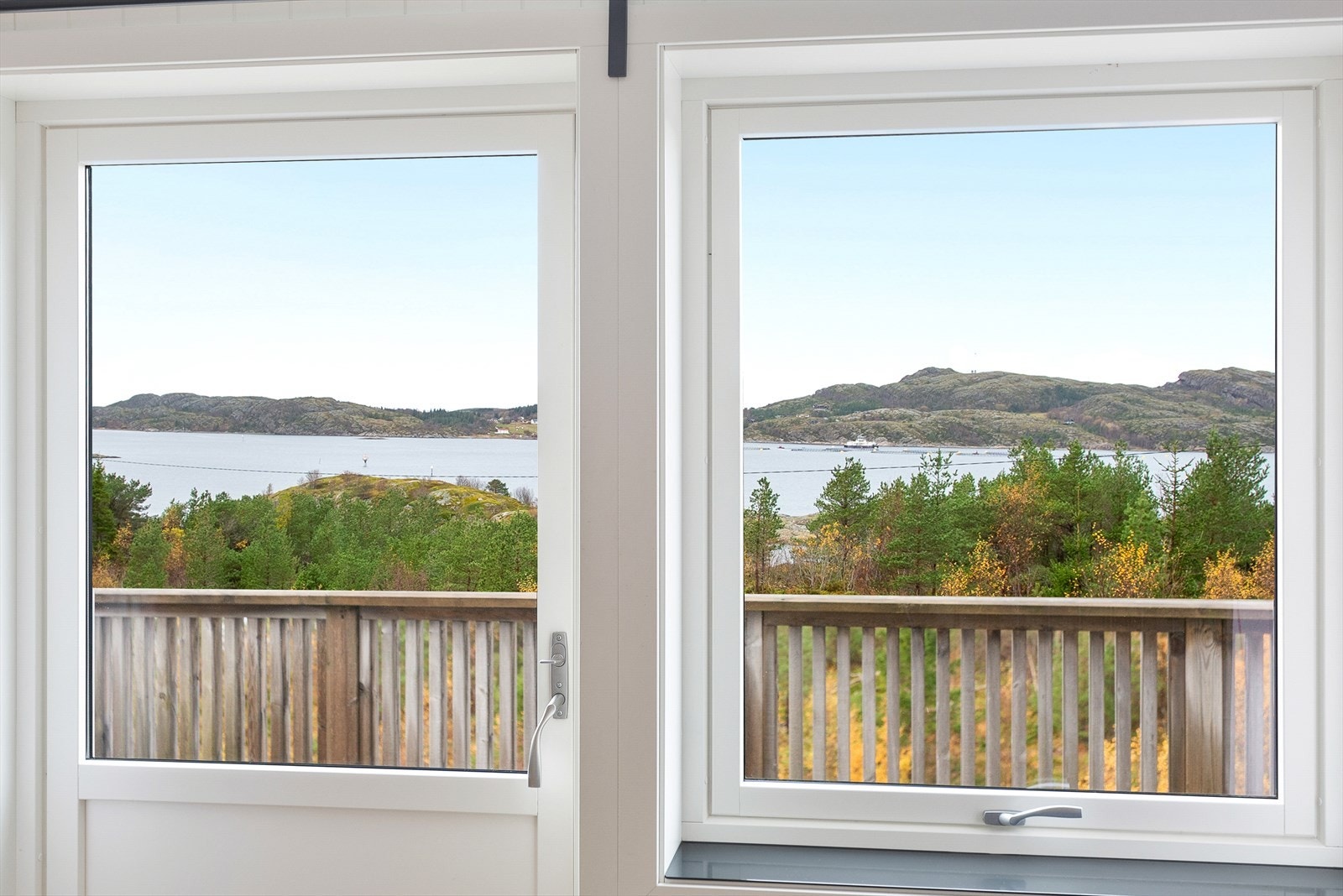 Store vindusflater gir utsyn mot sjøen, og bidrar til en lys stue med vakker utsikt. Galleribilde