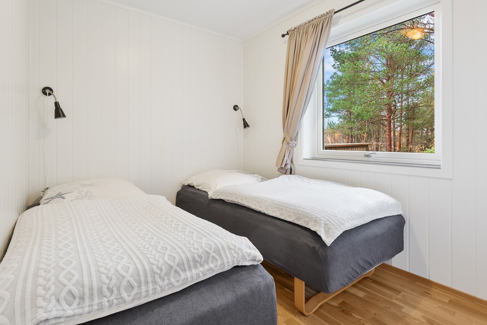 Soverommet har panelerte vegger og parkettgulv Galleribilde