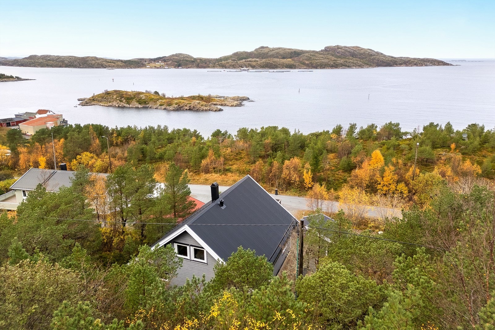 Taktekking av stålplater og malte trevinduer med 2-lags glass sikrer både holdbarhet og god isolasjon (kilde: tilstandsrapport). Galleribilde