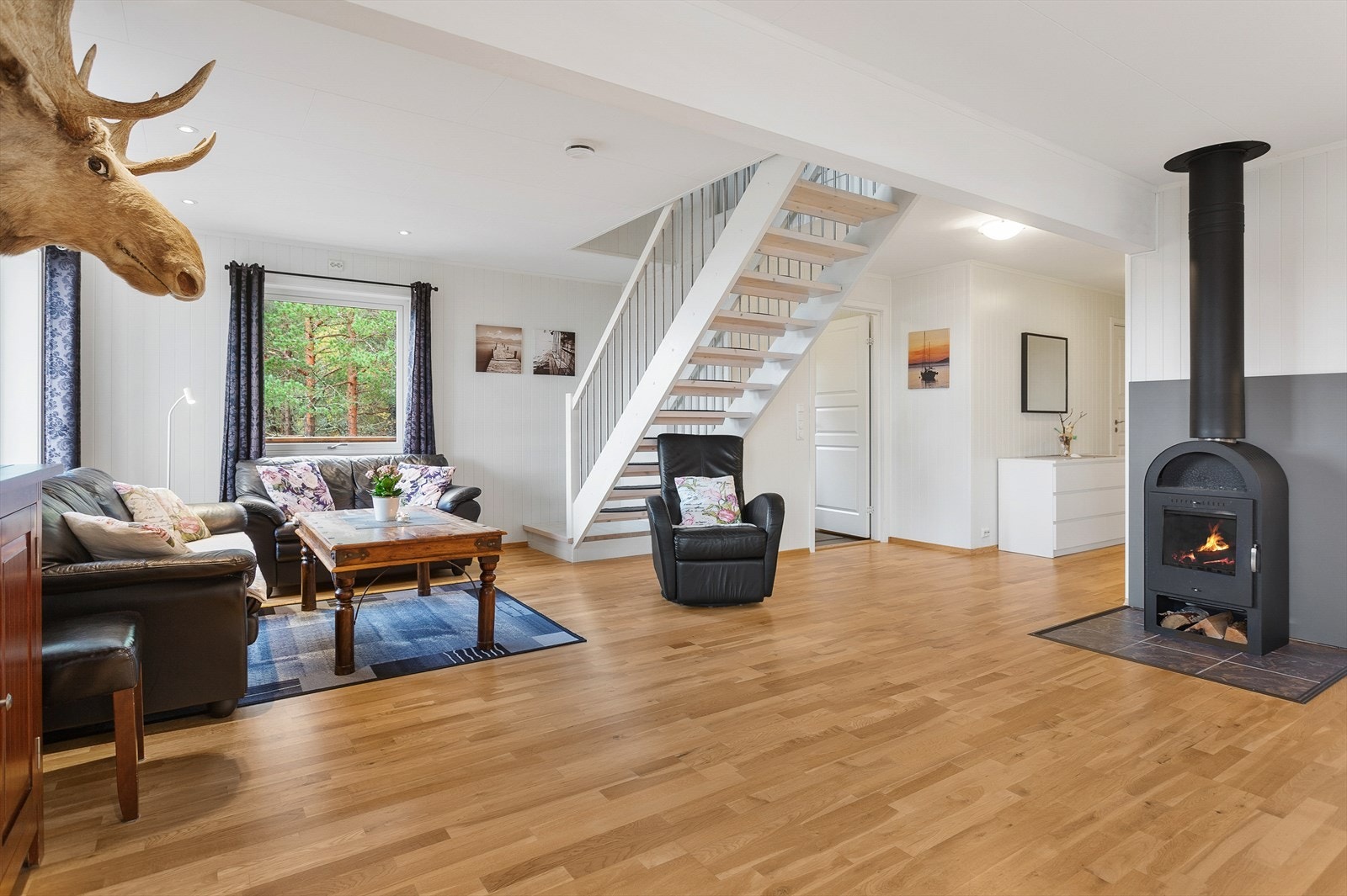 Trapp med åpne trinn gir forbindelse til andre etasje og bidrar til romfølelse. Galleribilde