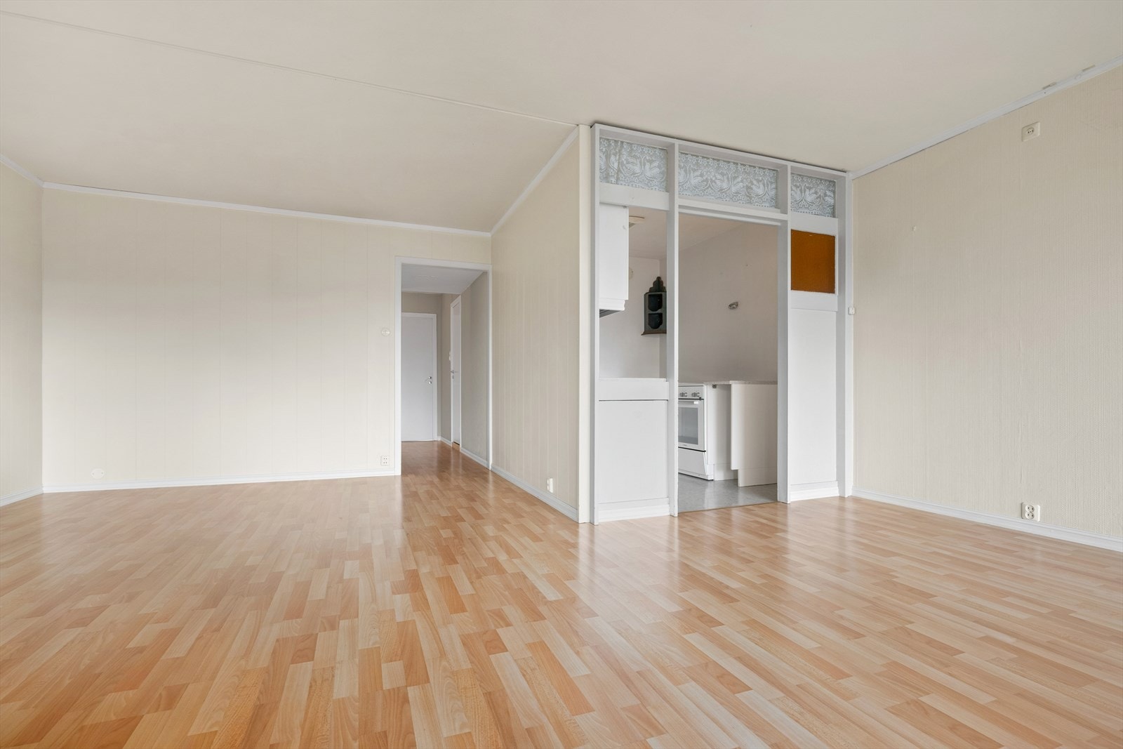 Stuen er romslig og lys med laminat på gulv og malte plater/panel på vegg. Galleribilde