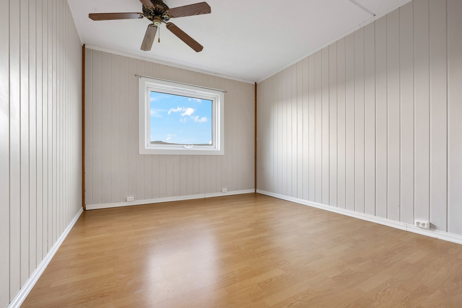 Soverommene har god plass til seng med tilhørende nattbord og garderobeløsning. Galleribilde