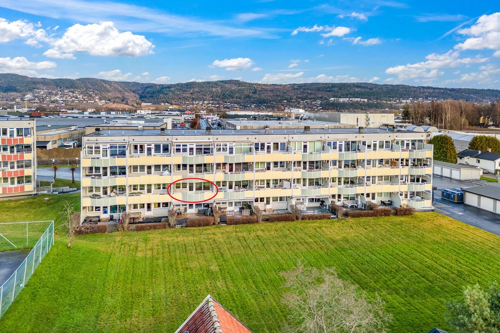 Pent opparbeidede fellesarealer med asfalterte veier, gressplen og diverse beplantninger. Galleribilde