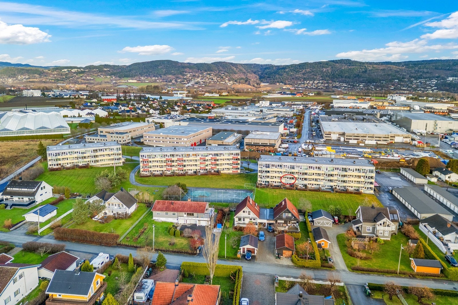 Sentralt beliggende med kort vei til både buss- og tog-forbindelse, dagligvare, barnehager, skoler, fritids- aktiviteter for å nevne noe. Galleribilde