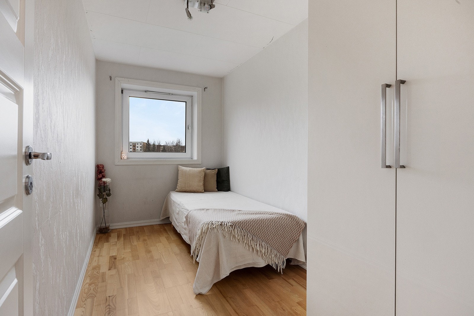 Soverom med plass til seng, garderobeløsninger og nattbord. Kan fint benyttes som barnerom/gjesterom/kontor. Galleribilde