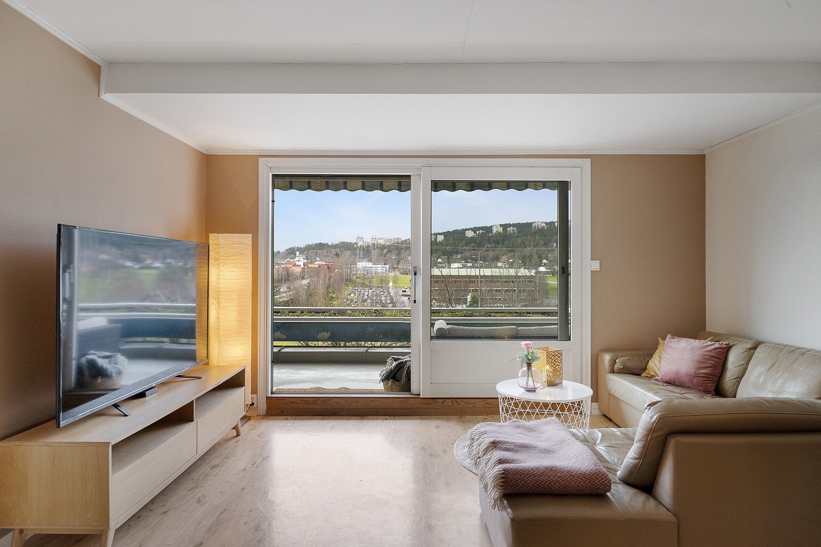 Stuen har store vindusflater som gir godt med naturlig lys. Galleribilde