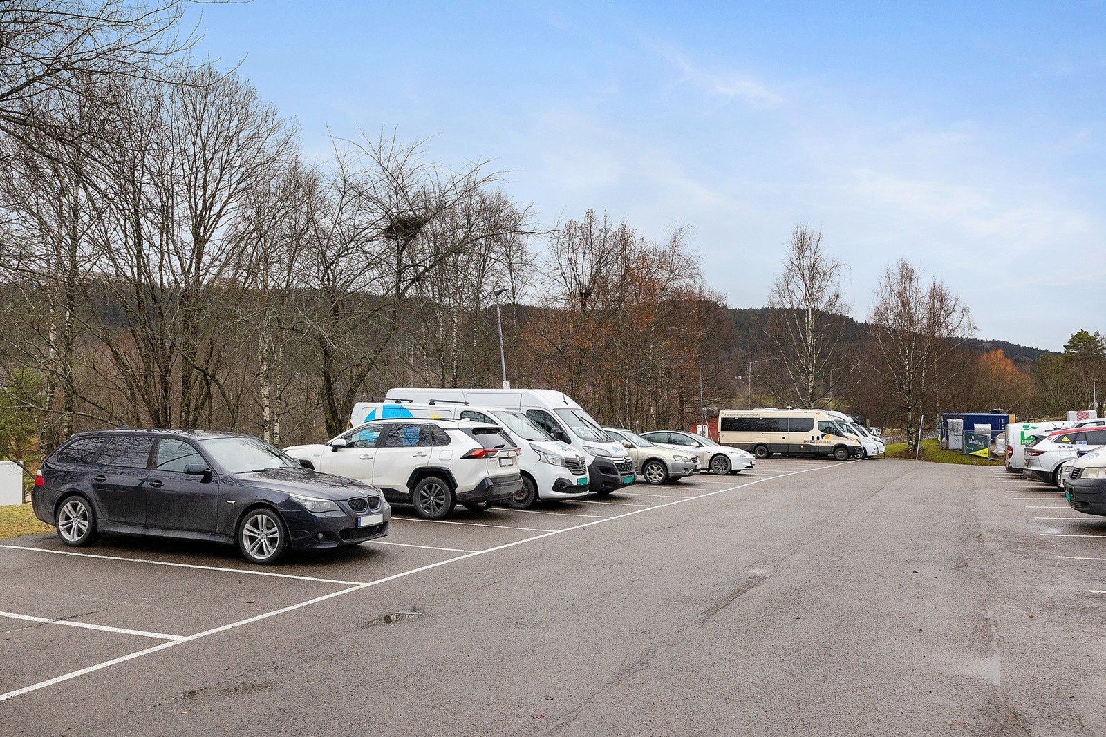 Utvendige parkeringsplasser. Galleribilde