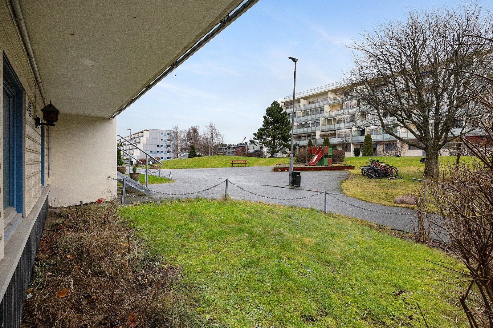 Hageflekk utenfor kjøkken og det ene soverommet skjermer for innsyn og er pent beplantet. Galleribilde