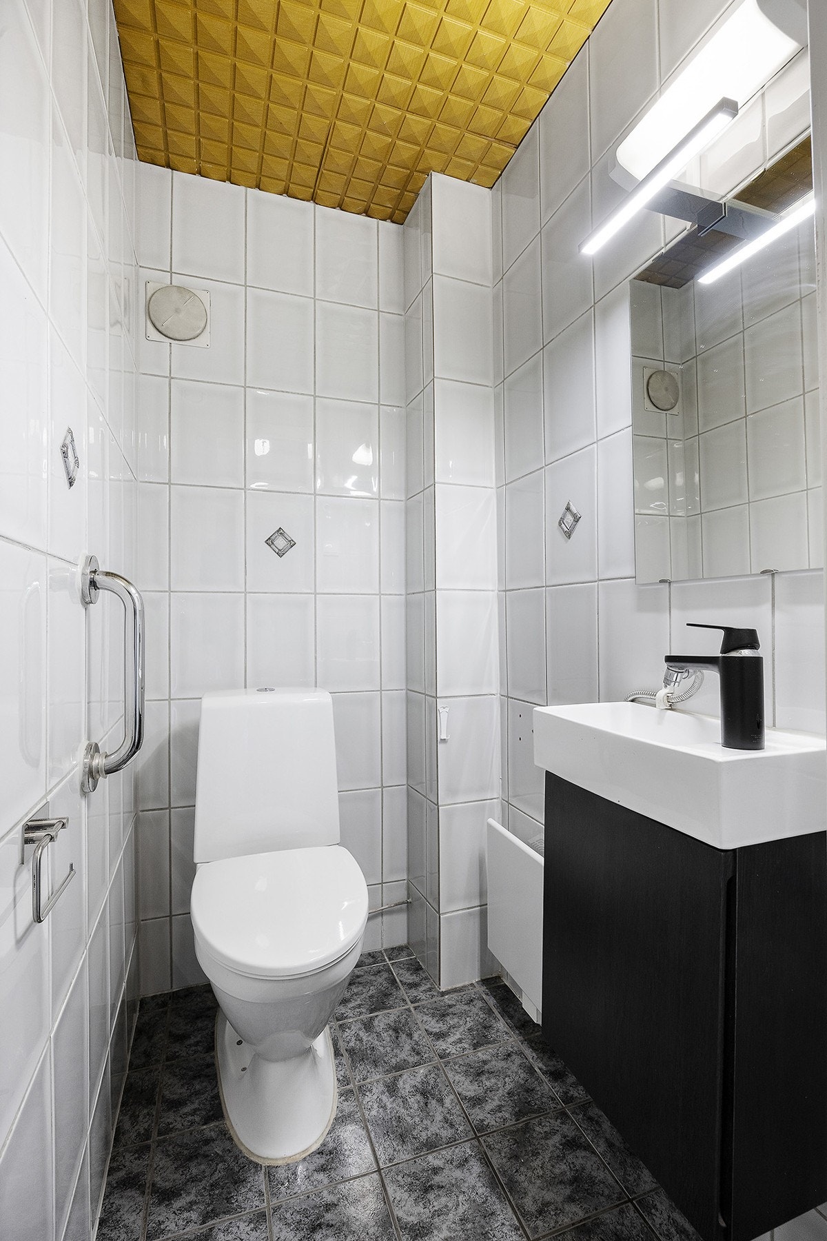 Toalettrom er bestående av servant og klosett. Galleribilde