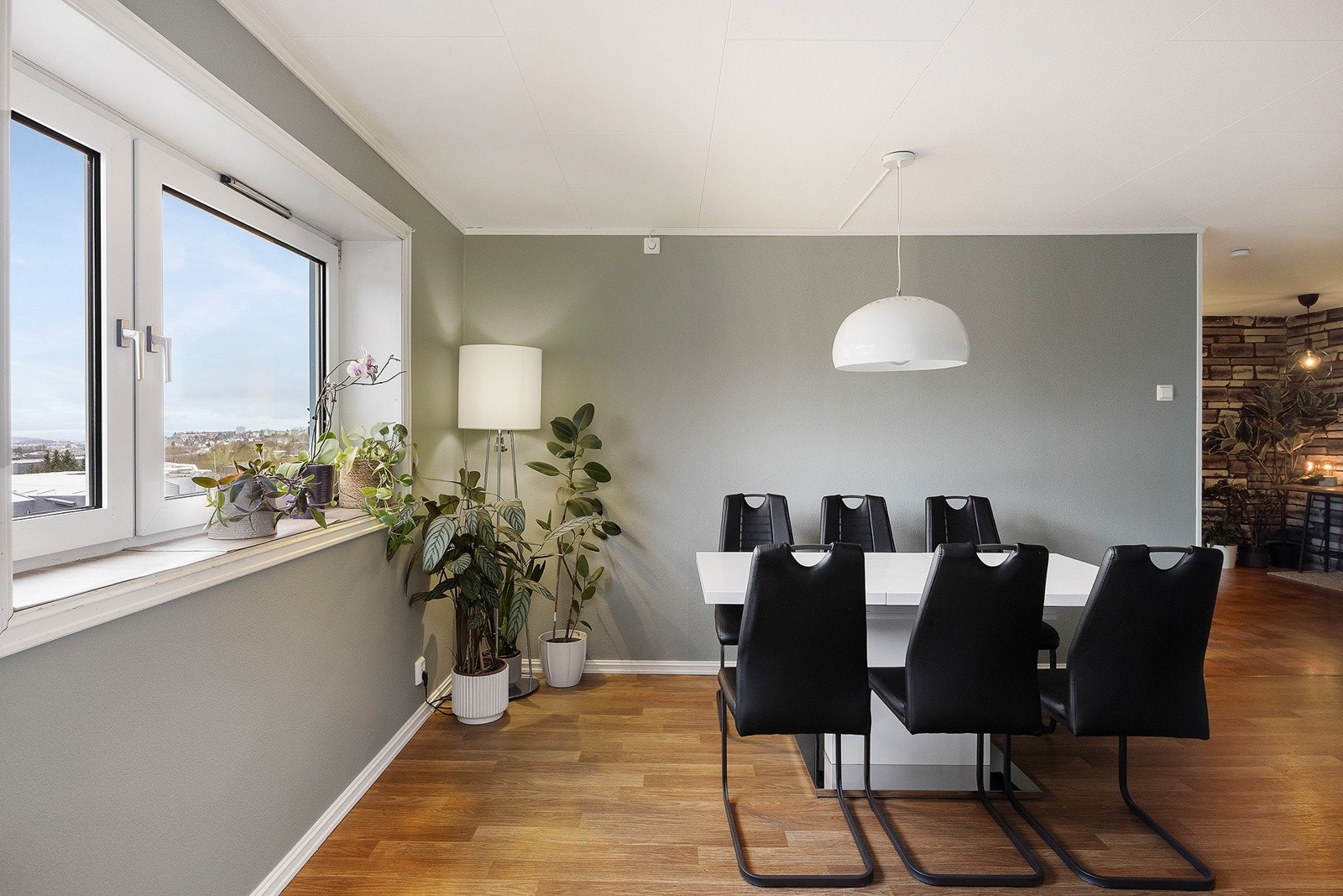 Her har man mulighet til å forlenge kjøkken inn i spisestue. Galleribilde