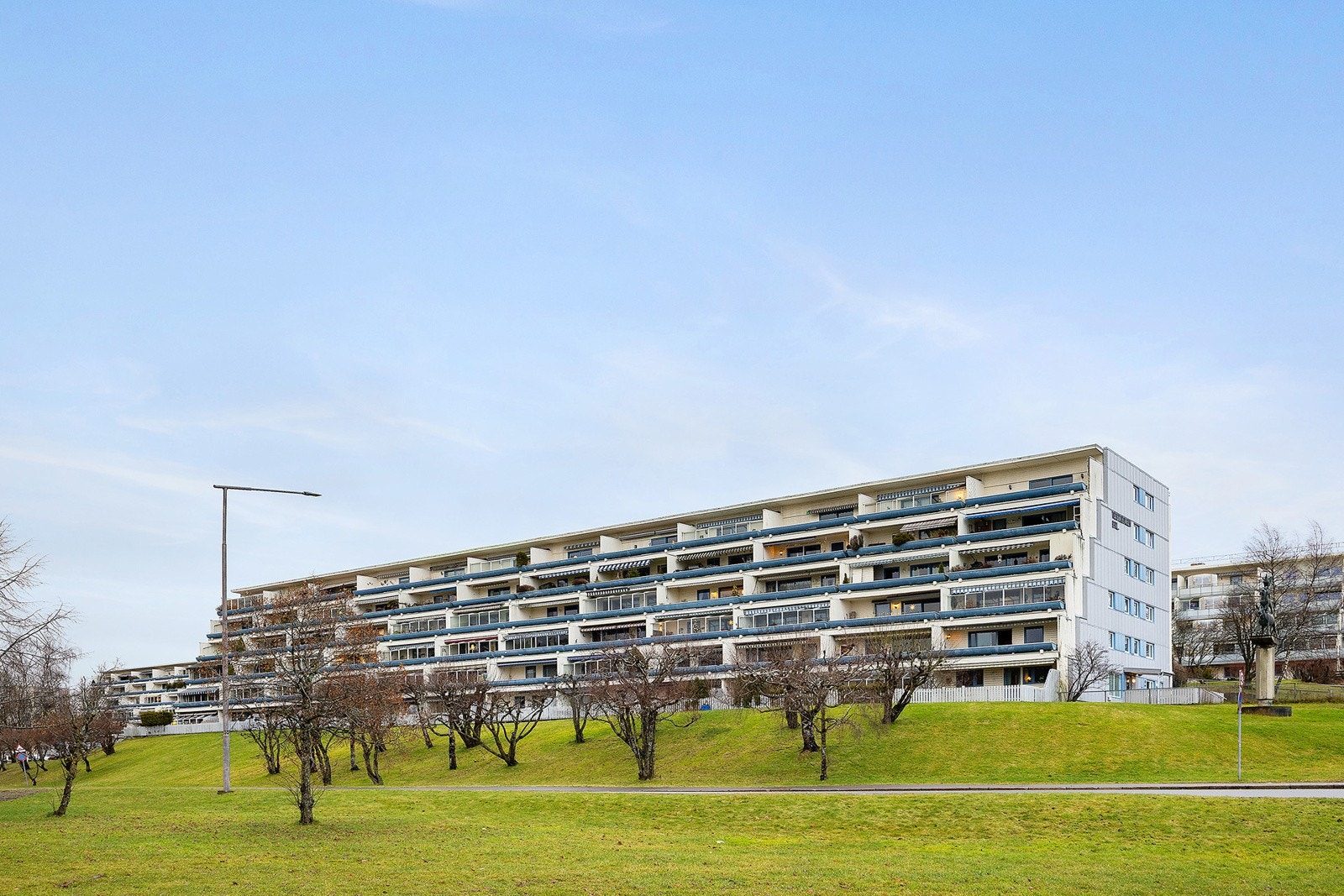 Leiligheten er beliggende på hjørne av blokken uten innsyn. Galleribilde