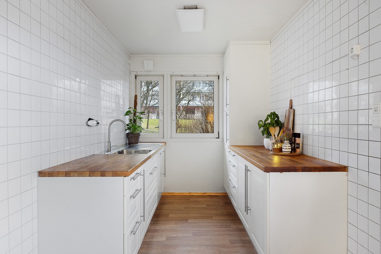 På kjøkken har man godt med benke- og skapplass. Galleribilde