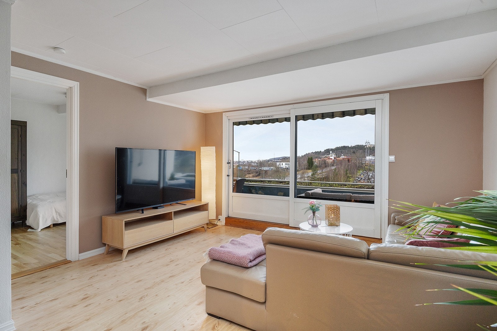 Romslig og luftig stue med god plass til sofagruppe og TV-benk. Galleribilde