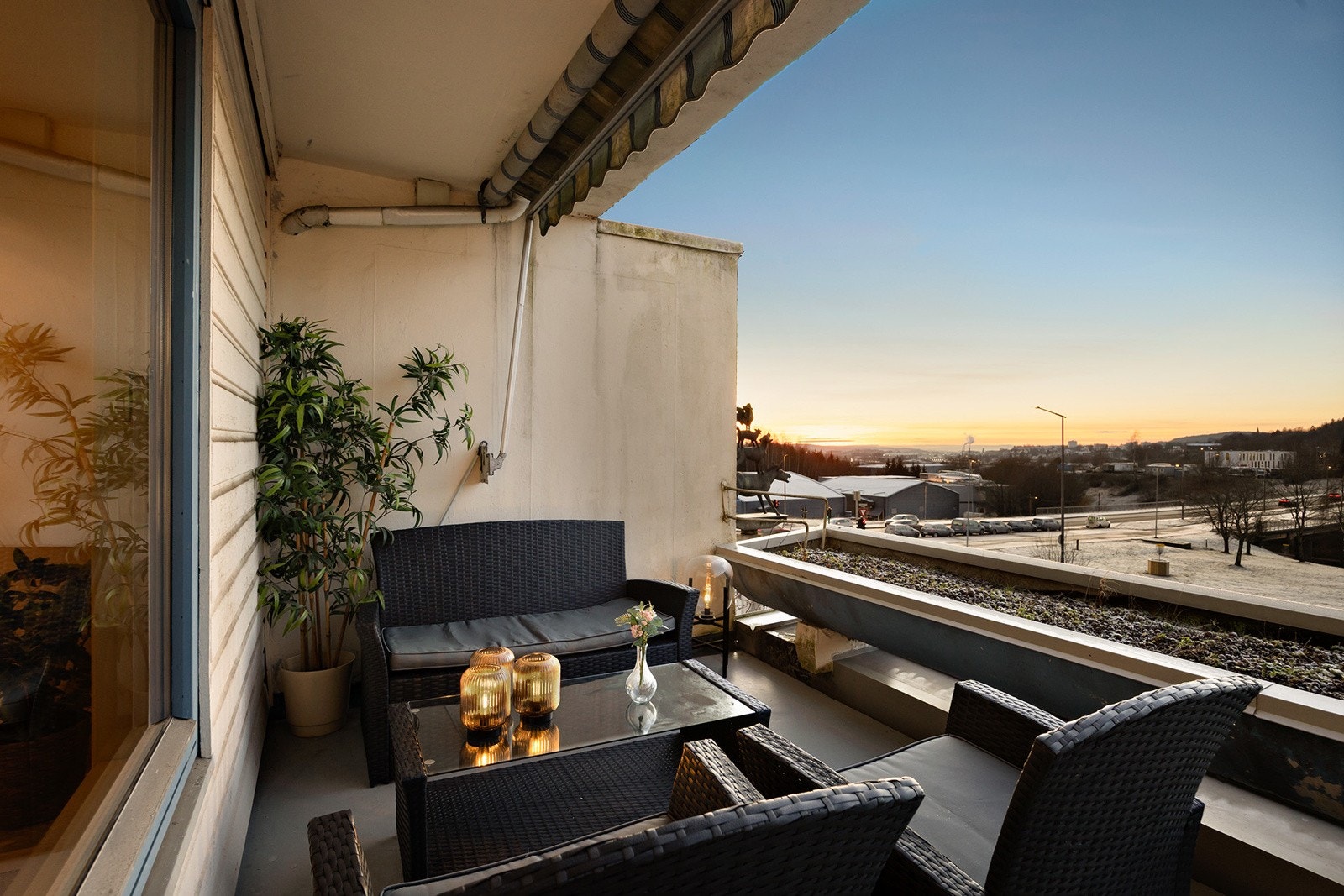 Med leilighetens unike interne beliggenhet kan man nyte lange sommerkvelder uten innsyn på balkongen. Galleribilde