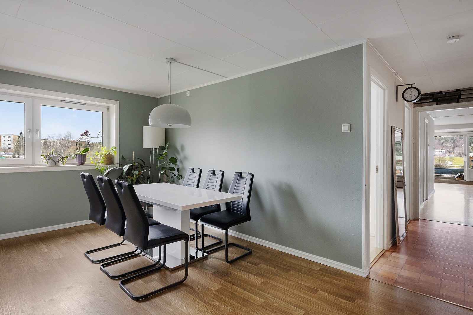 Spisestuen ligger åpent ut mot entré og stue. Galleribilde