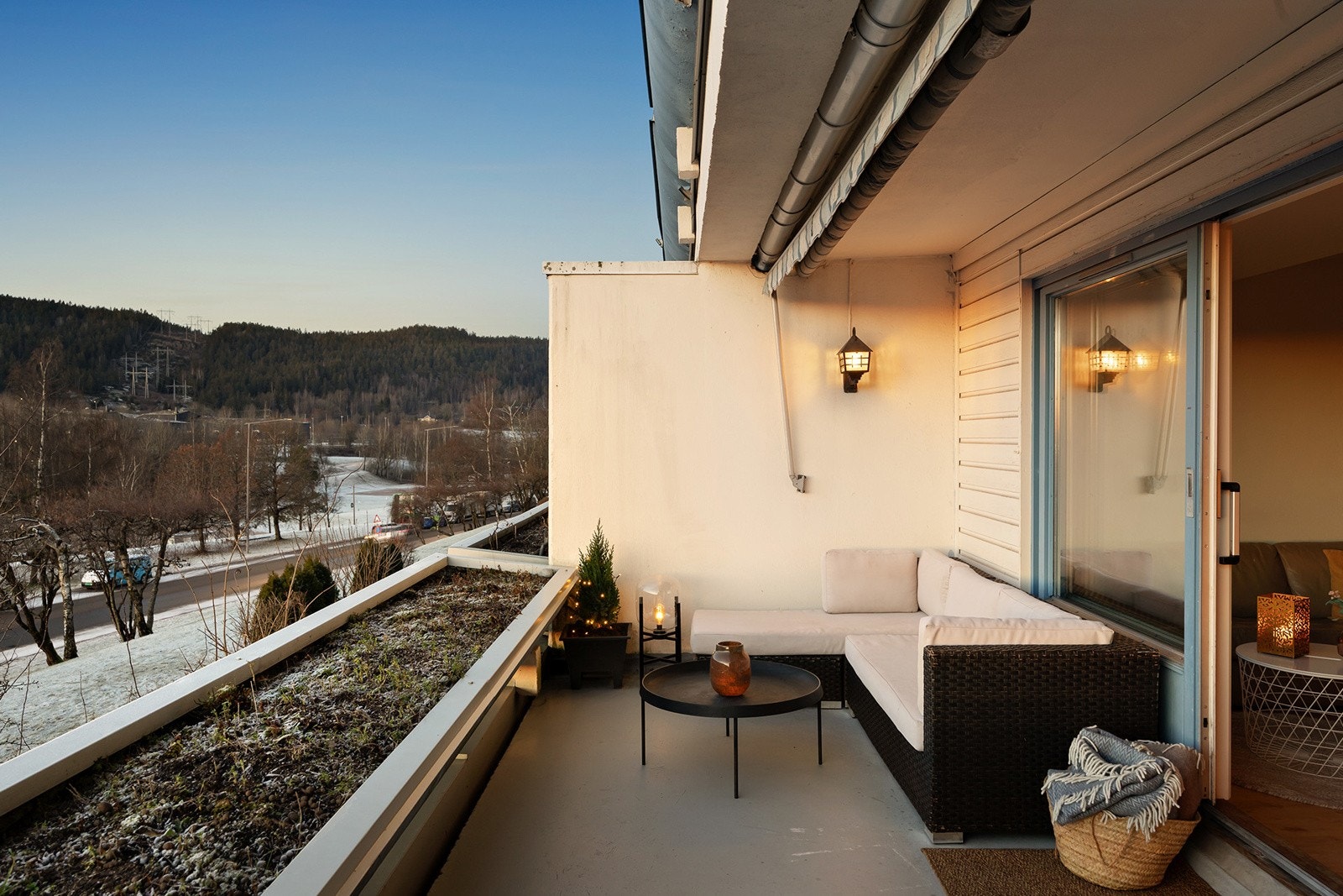 Det er god plass til det man skulle ønske av utemøbler på balkongen. Galleribilde