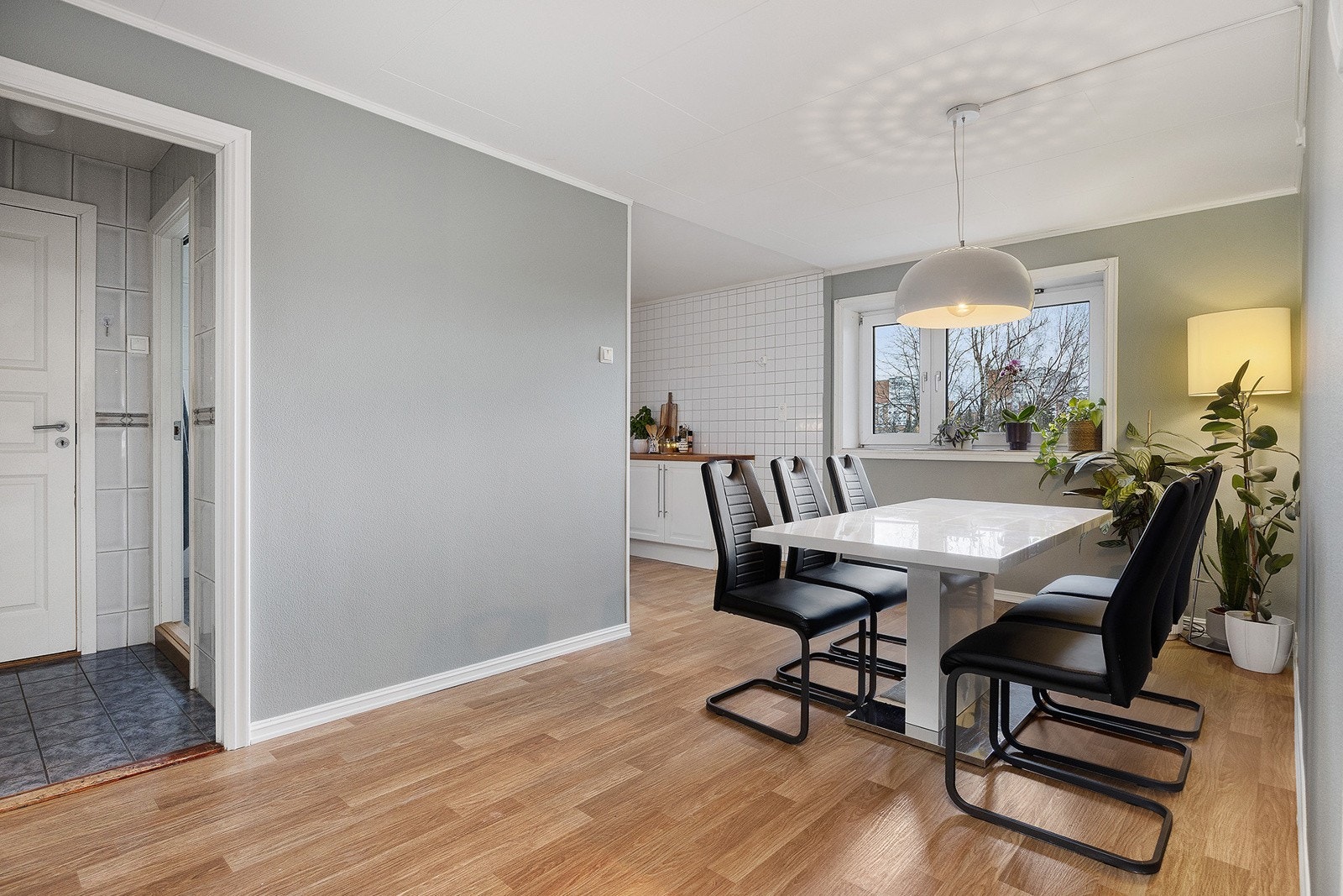 Spisestue i tilknytning til kjøkken med plass til spisebord som rommer hele familien. Galleribilde