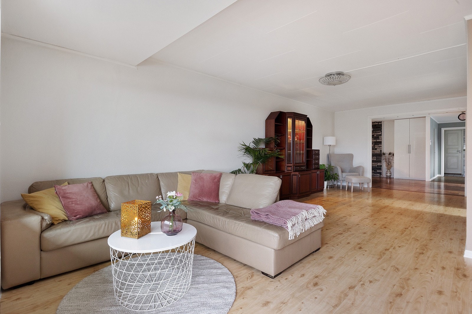 Stuen byr på mange møbleringsmuligheter. Galleribilde