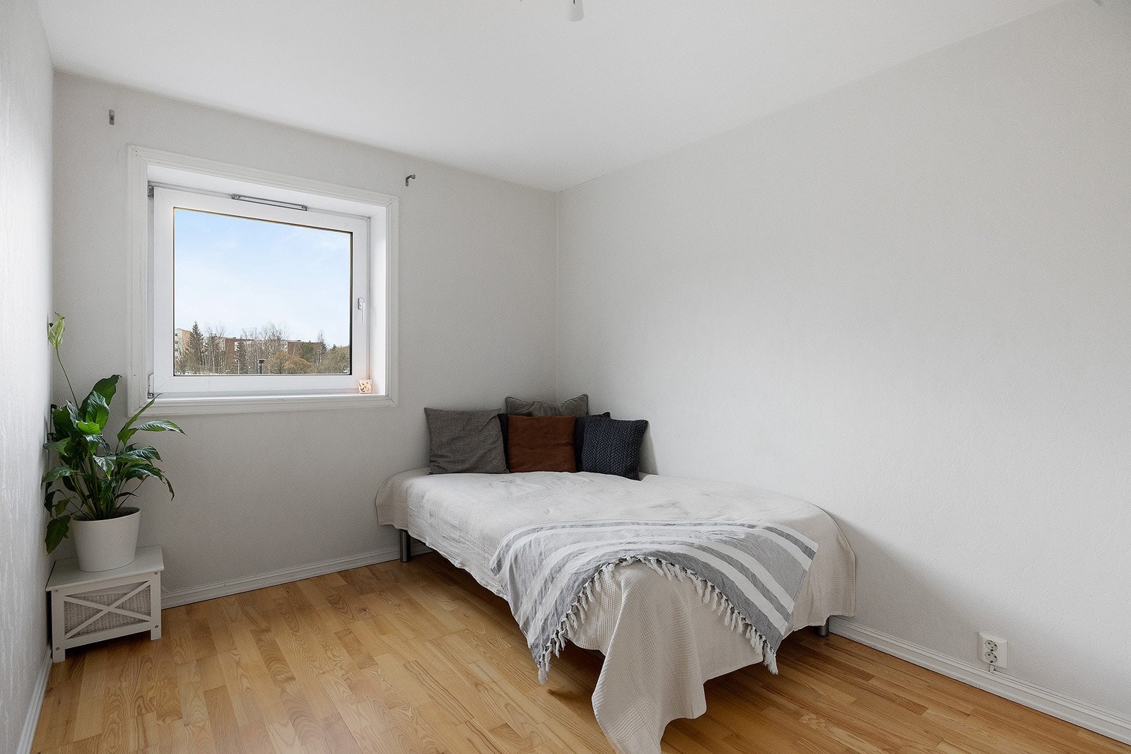 Soverom med god plass til dobbeltseng. Galleribilde