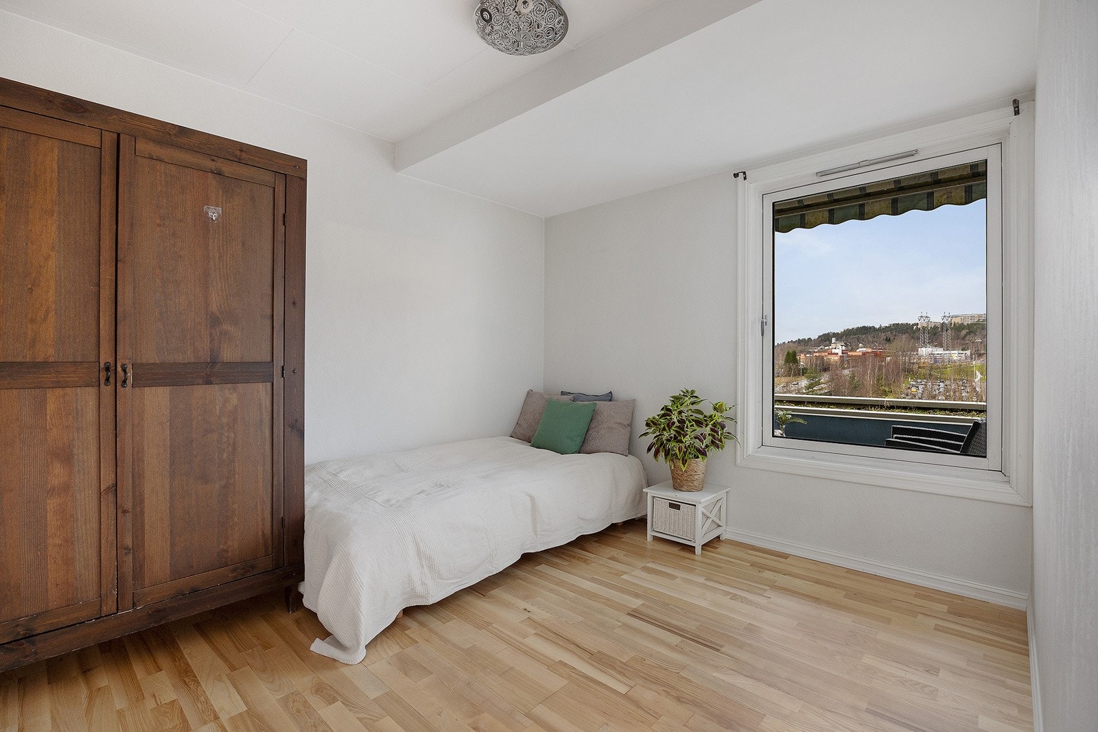 Soverom i tilknyttning til stue kan gjøres om til større del av stue. Galleribilde