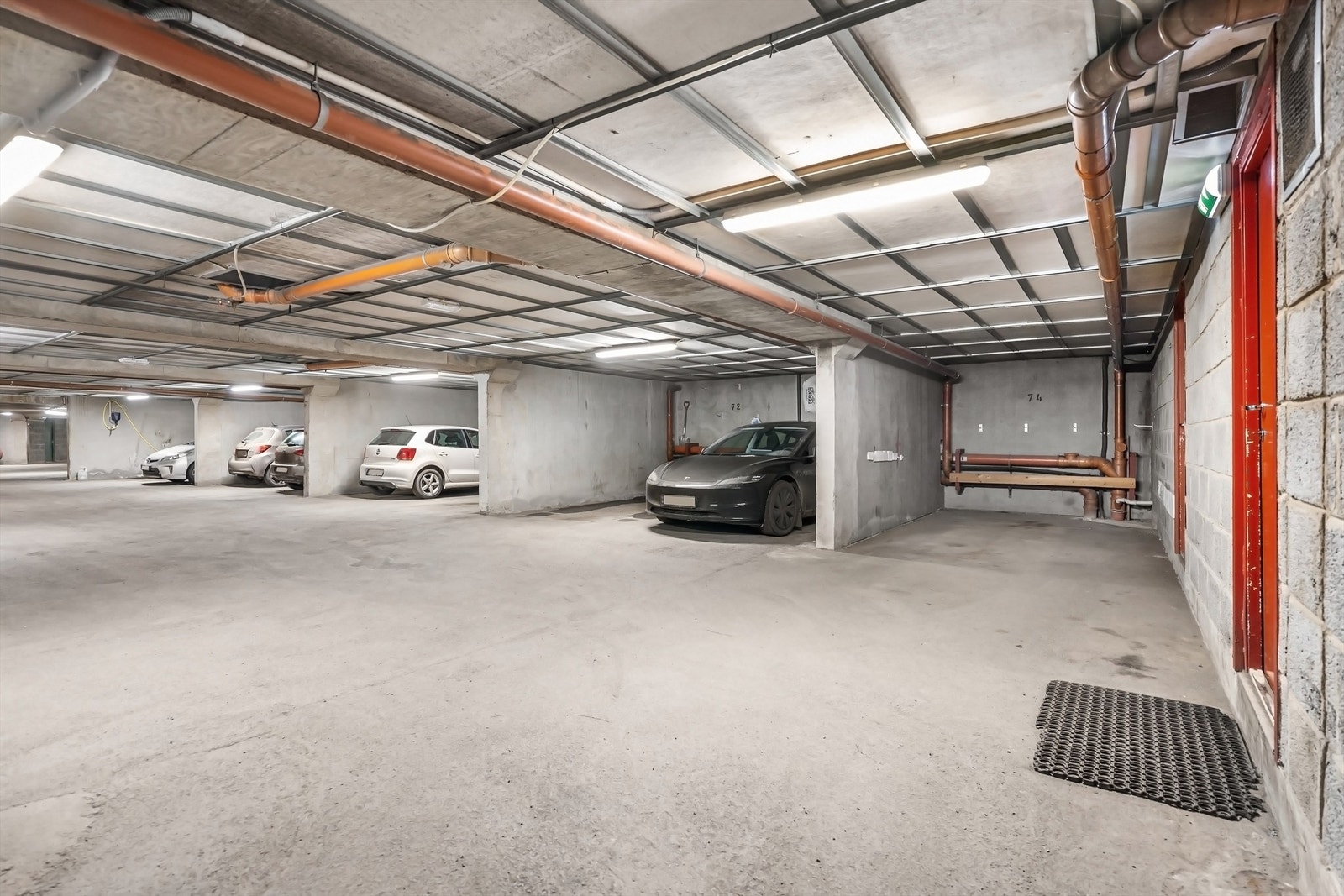 Parkering i felles, låst garasjekjeller med direkte adkomst til oppgangen. Galleribilde