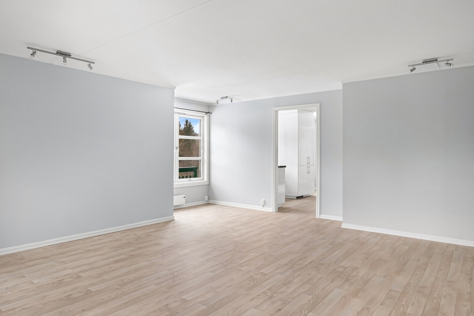 Alle vinduer og balkongdør ble skiftet i 2023 til 3-lags isolerglass. Galleribilde