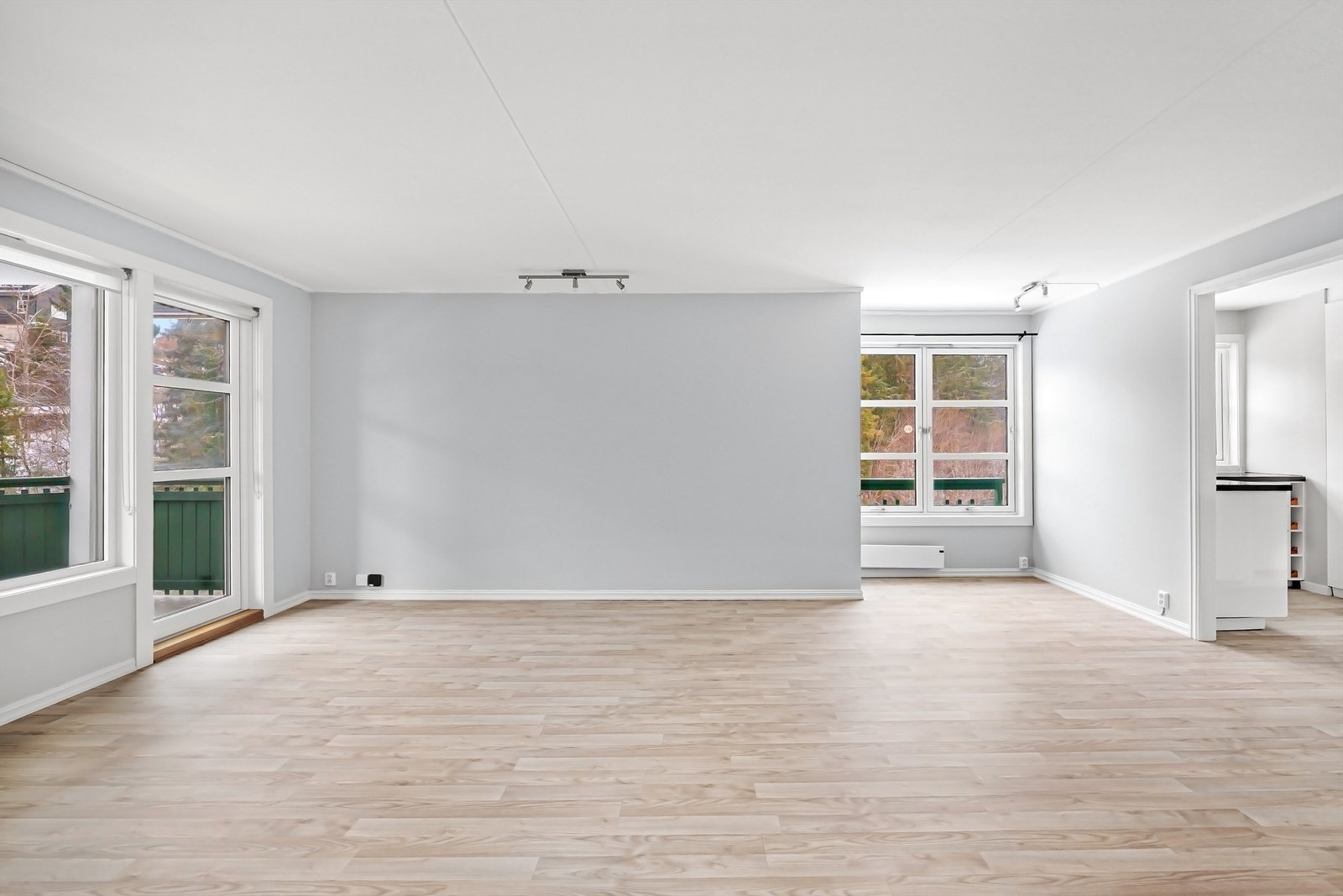 Rommet er enkelt å møblere med god plass til både sofagruppe og spisebord. Galleribilde