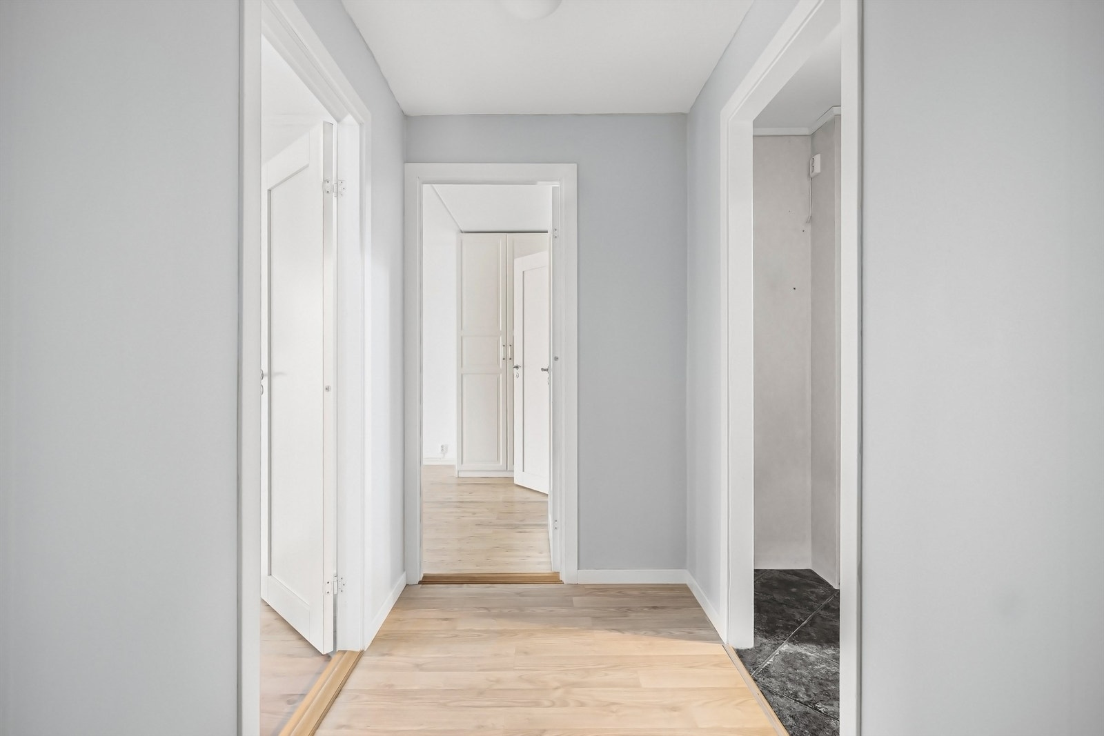 Gangen gir adkomst til tre soverom, bod og bad. Galleribilde