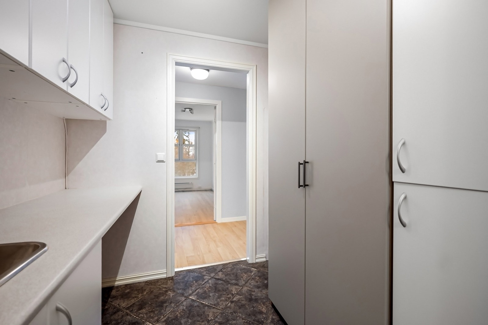 Vaskerommet har en åpen løsning mot gangen, noe som gir en god romfølelse. Galleribilde