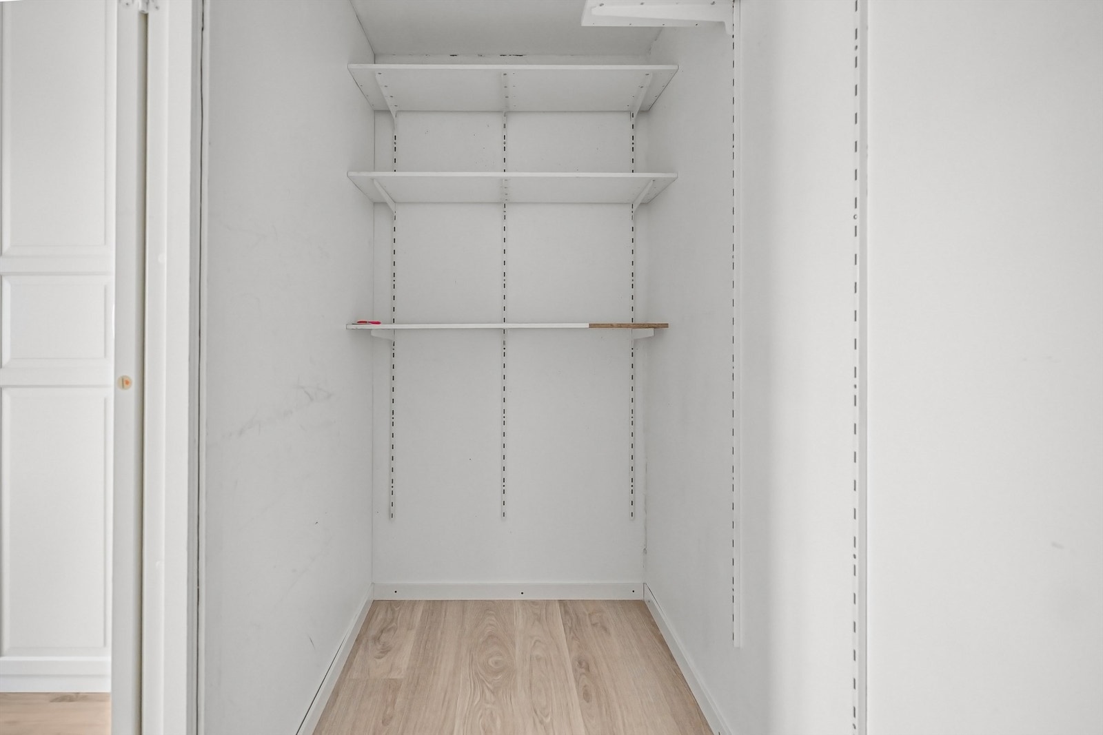 En innvendig bod brukt som garderobe på 1,29 m² gir praktisk lagringsplass. Galleribilde