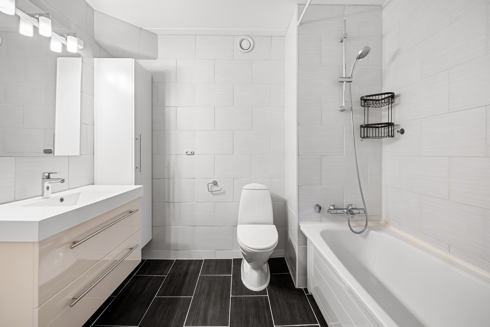 Leiligheten har to bad. Hovedbadet er helfliset og utstyrt med badekar. Galleribilde