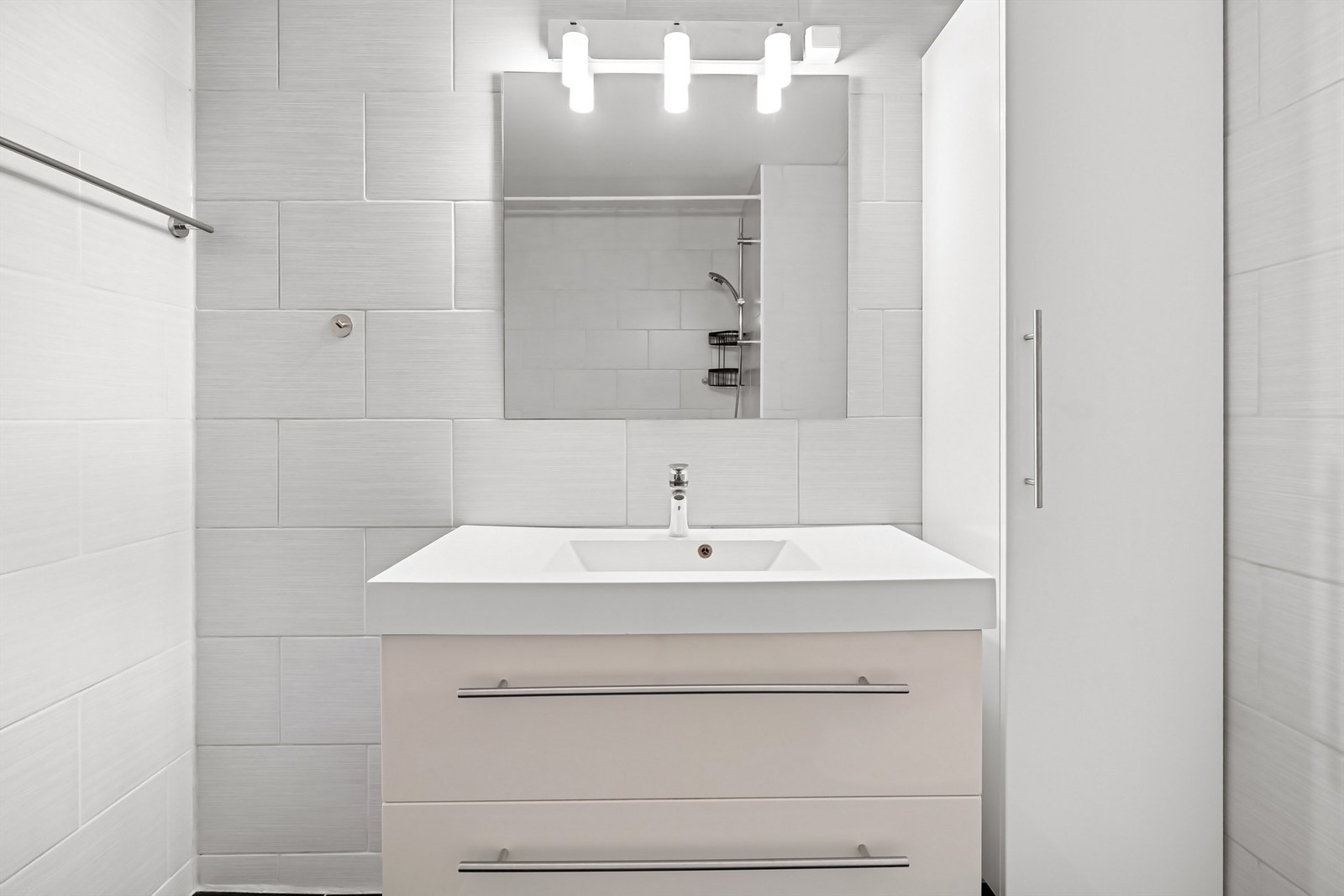 Innredningen består av servant med skuffer, høyskap og gulv med varmekabler for komfort. Galleribilde