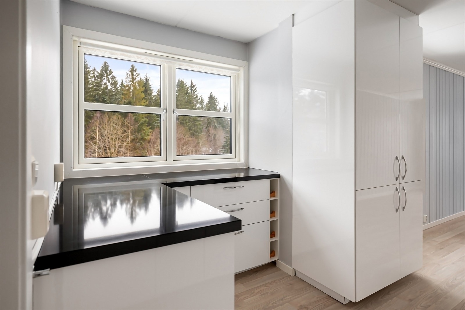 Kjøkkenet er funksjonelt med gjennomtenkte løsninger. Galleribilde