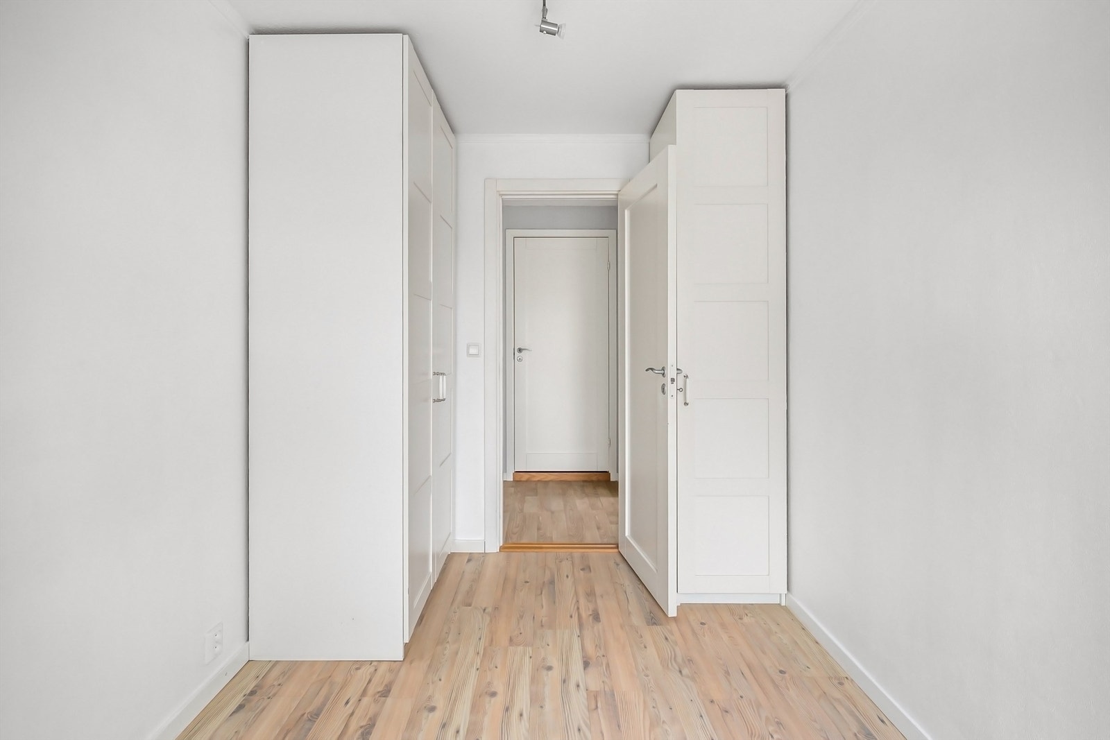 Garderobeskap medfølger på flere av soverommene. Galleribilde